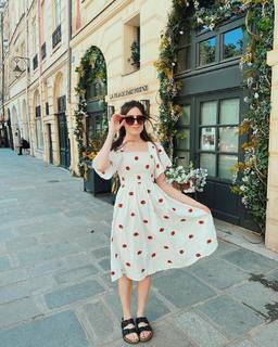 Dodie Clark feet photo thumbnail