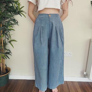 Dodie Clark feet photo thumbnail