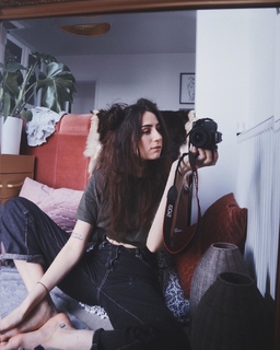 Dodie Clark feet photo thumbnail