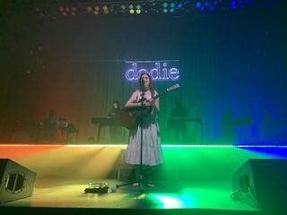 Dodie Clark feet photo thumbnail