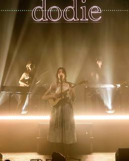 Dodie Clark feet photo thumbnail