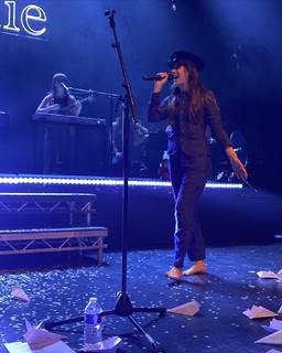 Dodie Clark feet photo thumbnail