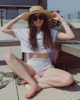Dodie Clark feet photo thumbnail