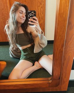 Dodie Clark feet photo thumbnail