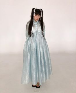 Dodie Clark feet photo thumbnail