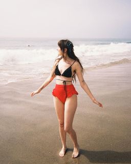 Dodie Clark feet photo thumbnail