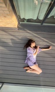 Dodie Clark feet photo thumbnail