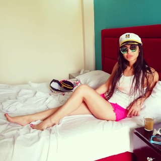 Dolli Shahin feet photo thumbnail