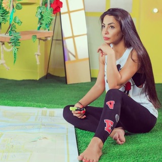 Dolli Shahin feet photo thumbnail