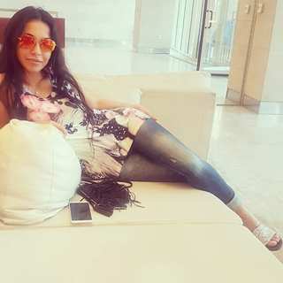 Dolli Shahin feet photo thumbnail
