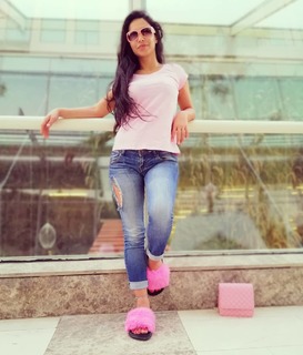 Dolli Shahin feet photo thumbnail