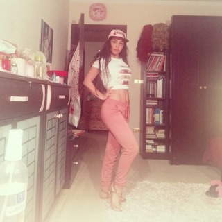 Dolli Shahin feet photo thumbnail