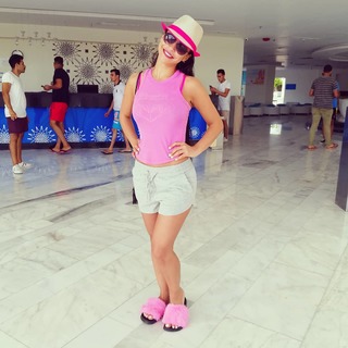 Dolli Shahin feet photo thumbnail