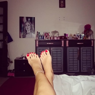 Dolli Shahin feet photo thumbnail
