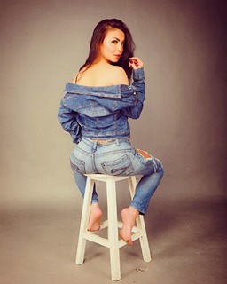 Dolli Shahin feet photo thumbnail