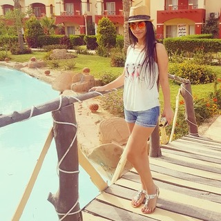 Dolli Shahin feet photo thumbnail