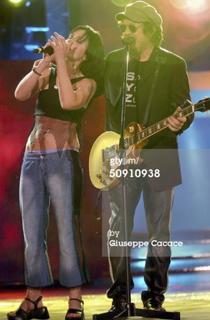 Dolores O'Riordan feet photo thumbnail