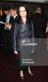 Dolores O'Riordan feet photo thumbnail