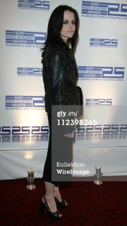 Dolores O'Riordan feet photo thumbnail