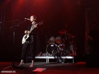 Dolores O'Riordan feet photo thumbnail