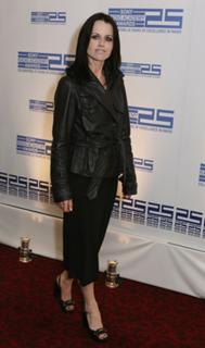 Dolores O'Riordan feet photo thumbnail