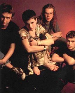 Dolores O'Riordan feet photo thumbnail