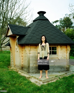 Dolores O'Riordan feet photo thumbnail