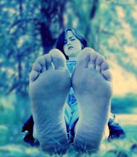 Dolores O'Riordan feet photo thumbnail