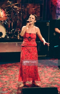 Dolores O'Riordan feet photo thumbnail