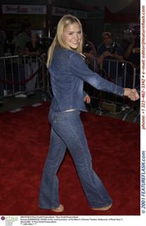 Dominique Swain feet photo thumbnail