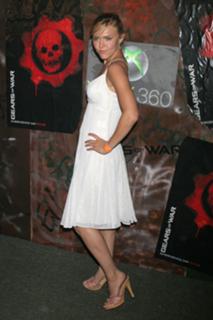 Dominique Swain feet photo thumbnail