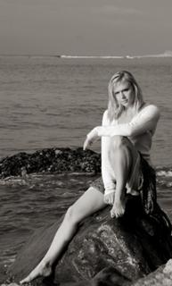 Dominique Swain feet photo thumbnail