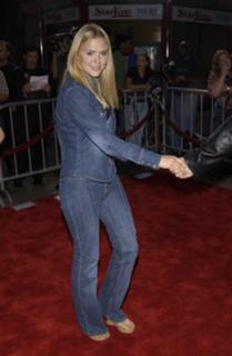 Dominique Swain feet photo thumbnail