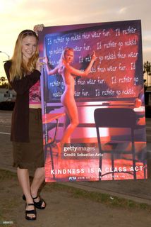 Dominique Swain feet photo thumbnail