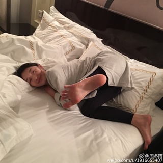 Dongyu Zhou feet photo 20