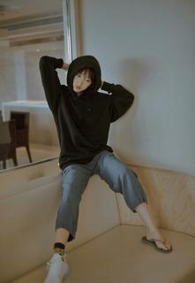 Dongyu Zhou feet photo 9