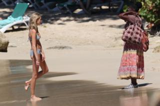 Donna Air feet photo 5