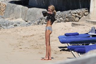 Donna Air feet photo 3
