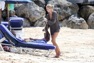 Donna Air feet photo 3