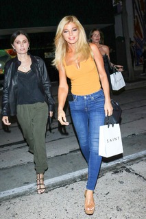 Donna D'Errico feet photo thumbnail