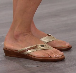 Donna Hicks feet photo 5