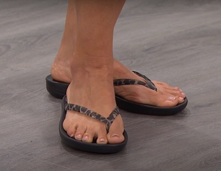 Donna Hicks feet photo 20
