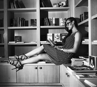 Dora Panteli feet photo thumbnail