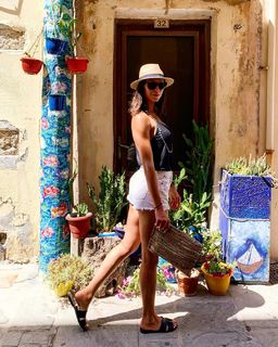 Dora Panteli feet photo thumbnail