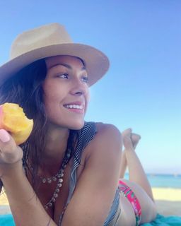 Dora Panteli feet photo thumbnail