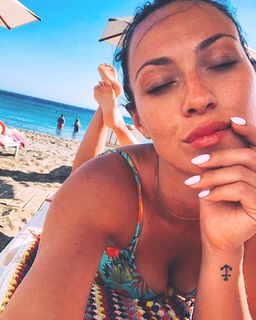 Dora Panteli feet photo thumbnail