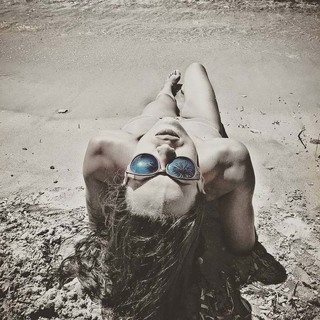 Dora Panteli feet photo thumbnail