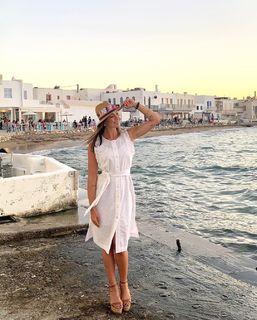 Dora Panteli feet photo thumbnail