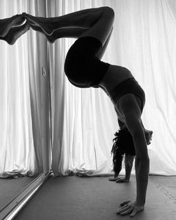 Dora Panteli feet photo thumbnail