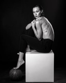 Dora Panteli feet photo thumbnail